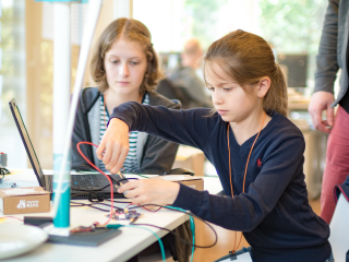 2 Mädchen arbeiten am Computer