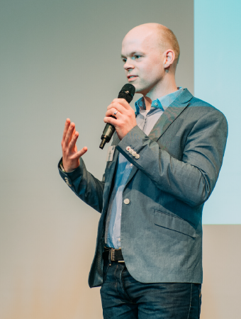 Hilmar Bunjes hält einen Vortrag auf einer Bühne