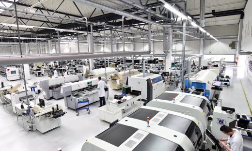 Ansicht von oben auf eine Produktionshalle