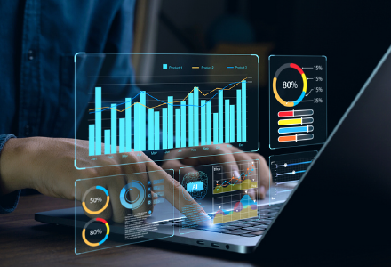 Person arbeitet am Laptop, transparente Visualisierung von Grafiken und Daten