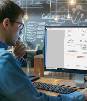Person vor Computer bearbeitet Dokument