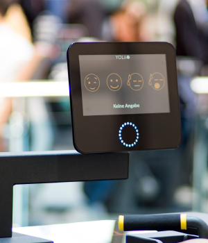 Yolii Bildschirm mit Zufriedenheitsskala auf Smileys