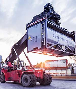 Kranwagen transportiert Container