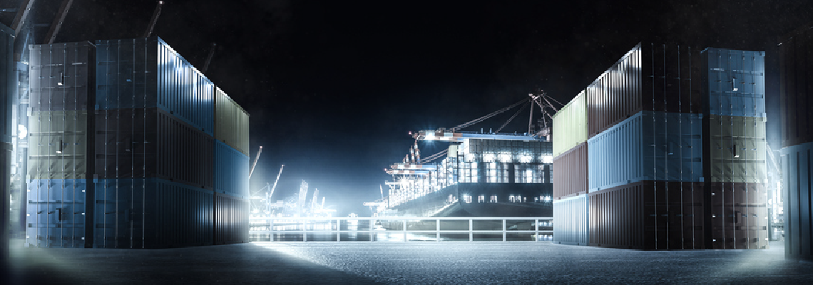 Containerhafen mit gestapelten Containern und einem Containerschiff im Hintergrund