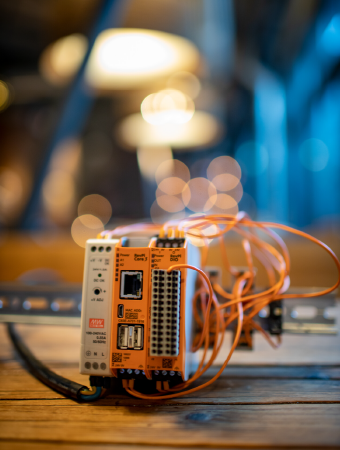 Verkabelter Revolution Pi von Kunbus auf einem Holztisch