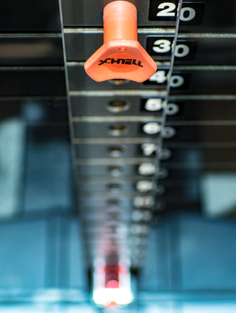 Gewichte an einem Fitnessgerät